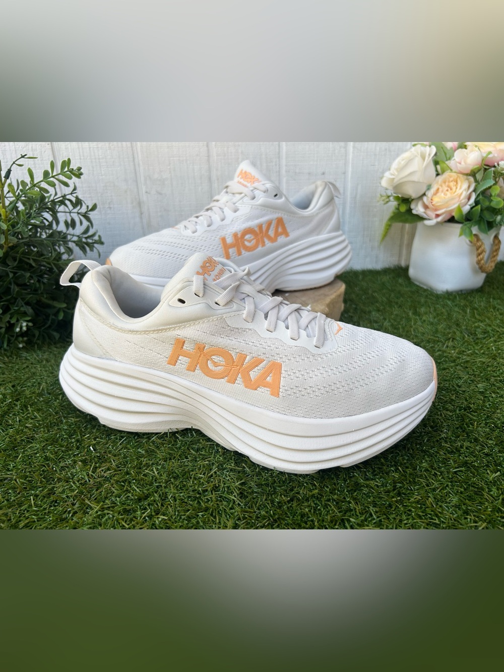 New Season
HOKA Bondi 8 sneakers size 8.5 White / Cantaloupe
$175